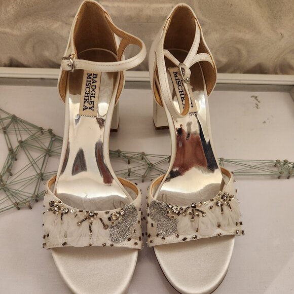 Badgley Mischka White/Silver Heeled Sandals. NWT. Size 6 - Picture 5 of 9